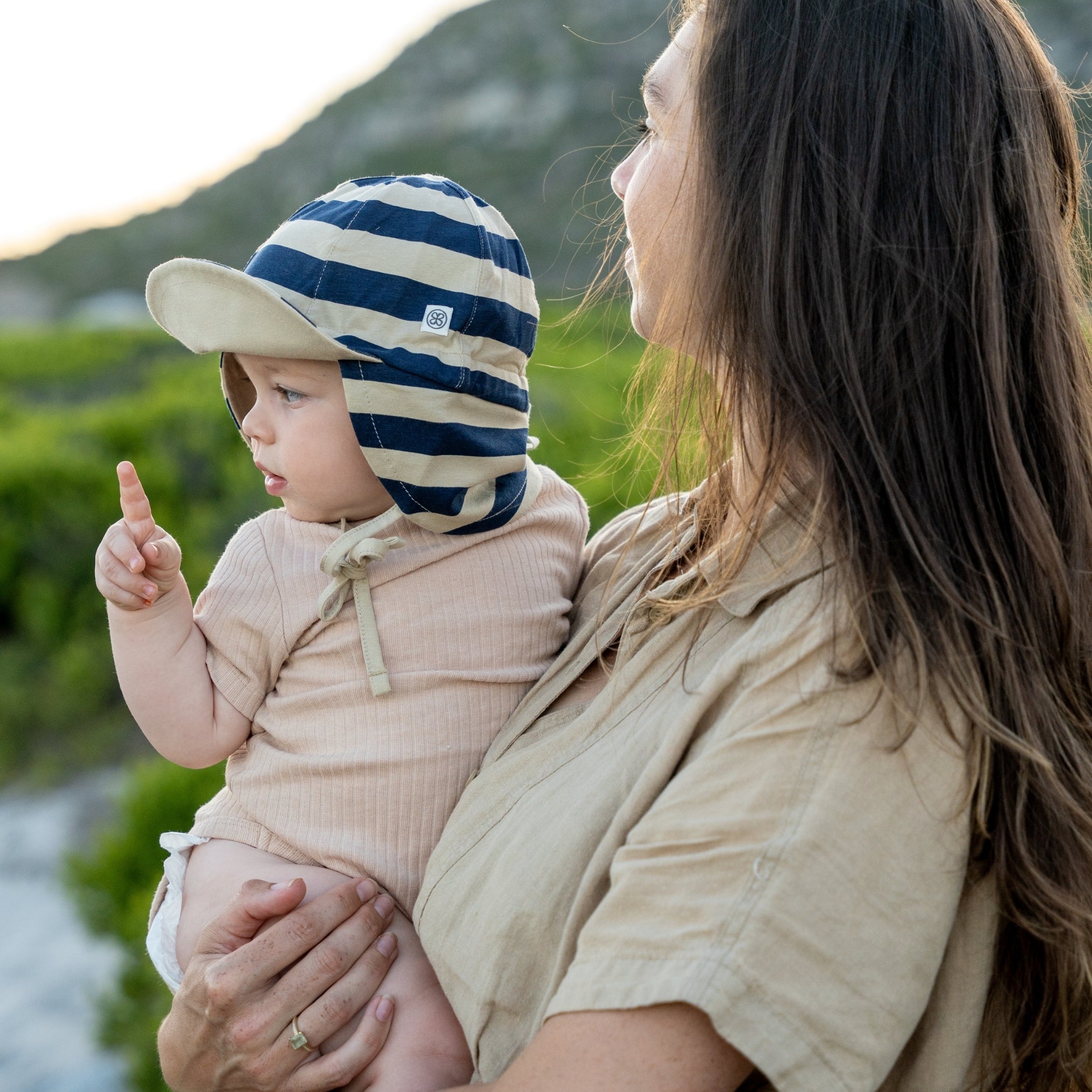 Sun hat in Navy Stripe/Sandy Beach - UPF 50+