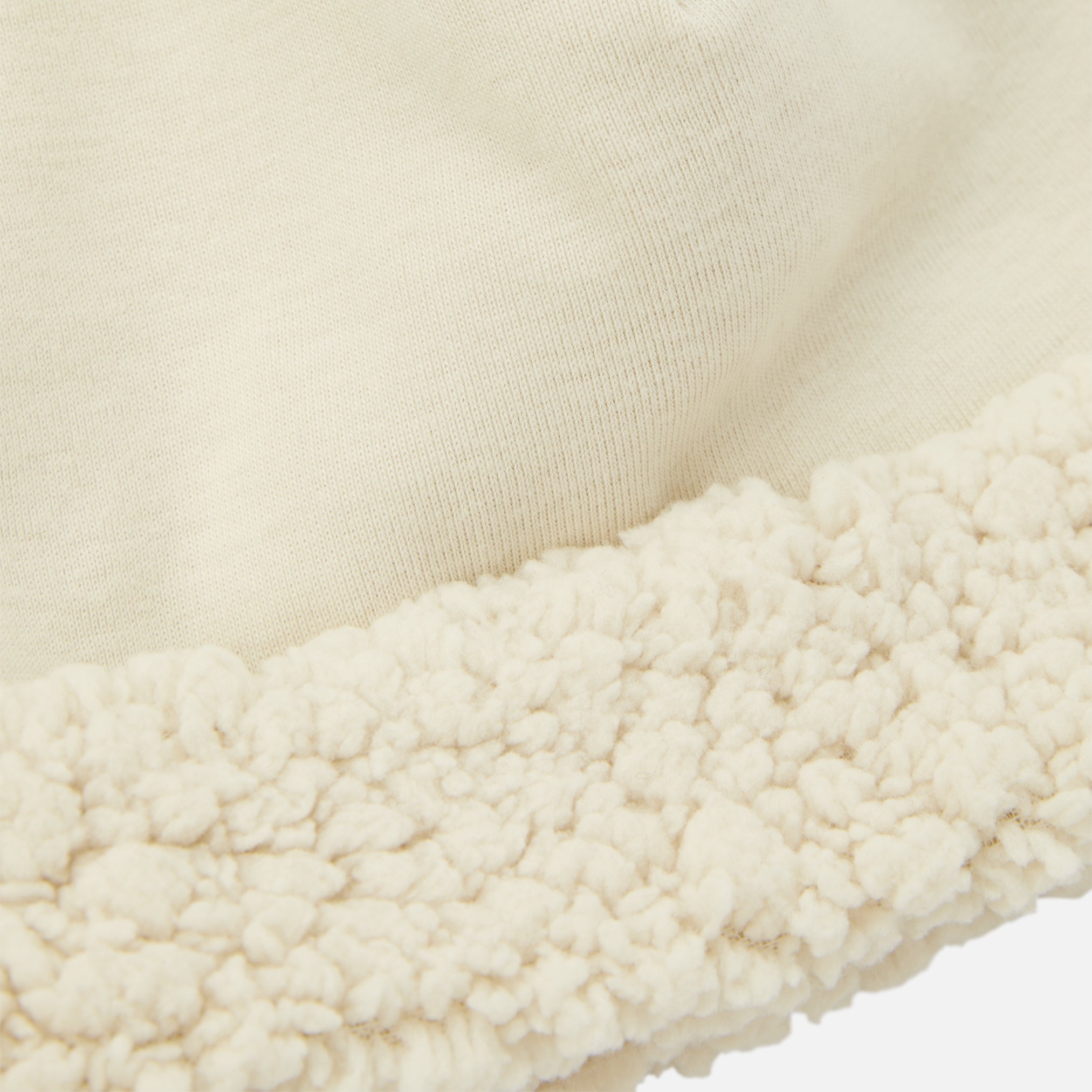 Binnenkant van off-white teddy muts