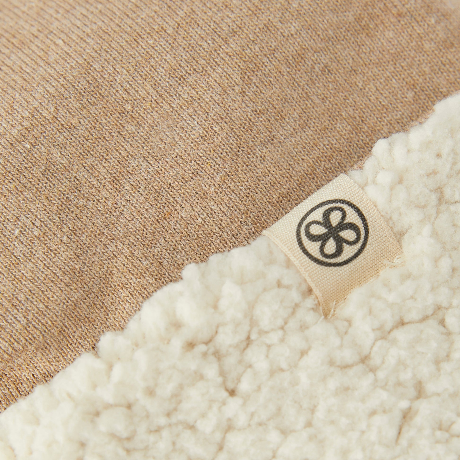 Details van bruine teddy kindermutsje