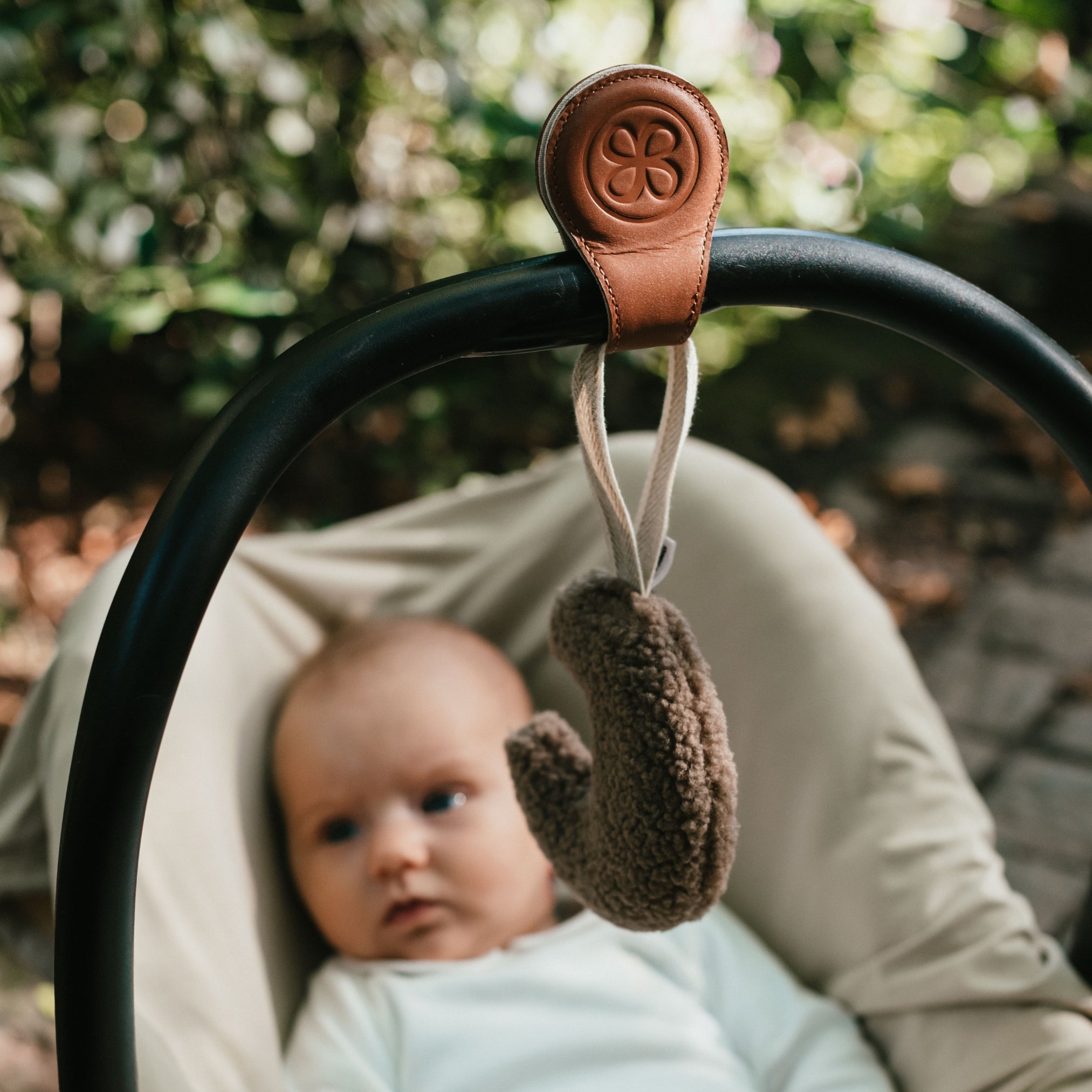 Bruine magnetische clips aan Maxi Cosi