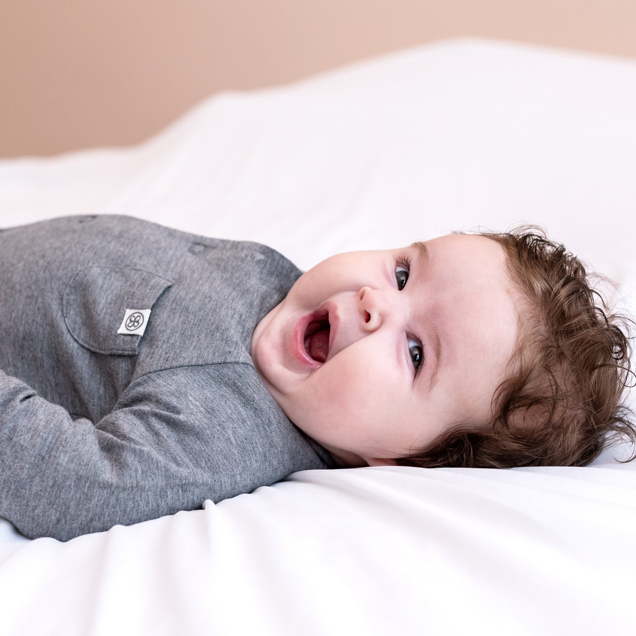 Mono de bebé en Stone Grey – UPF 50+