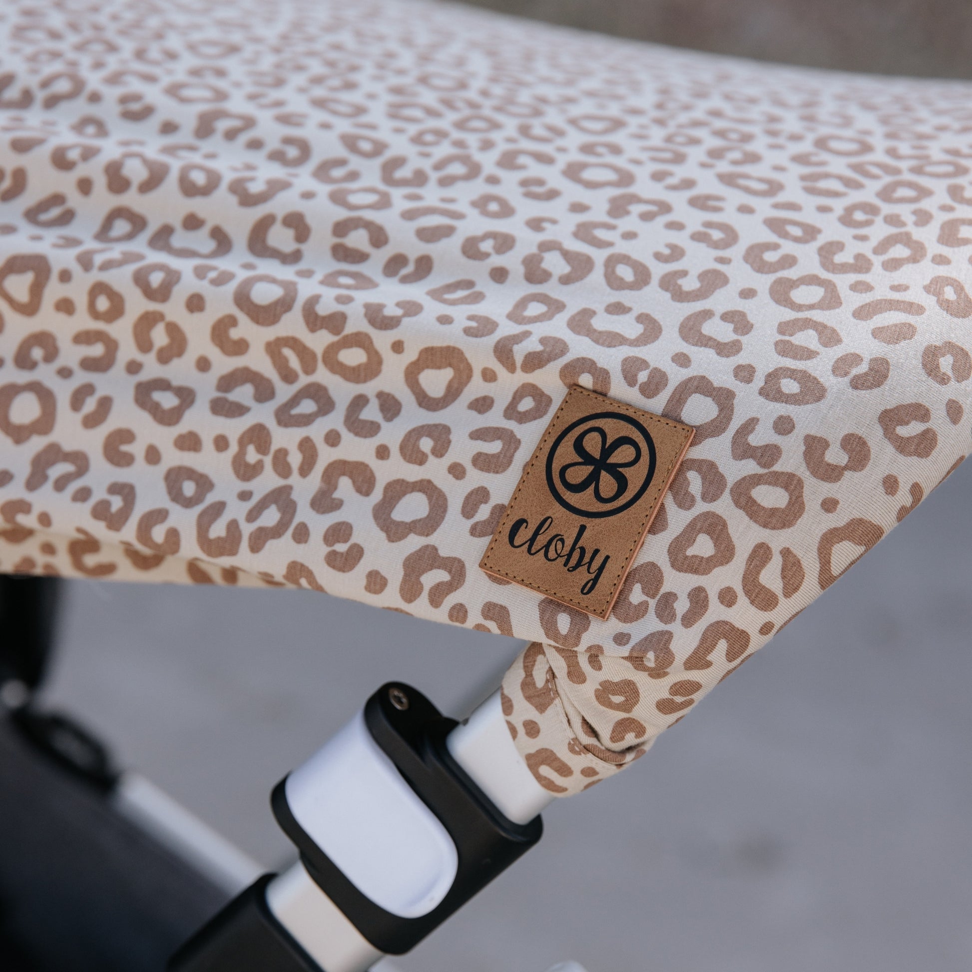 Leopard Brown doek UPF50+ over kinderwagen
