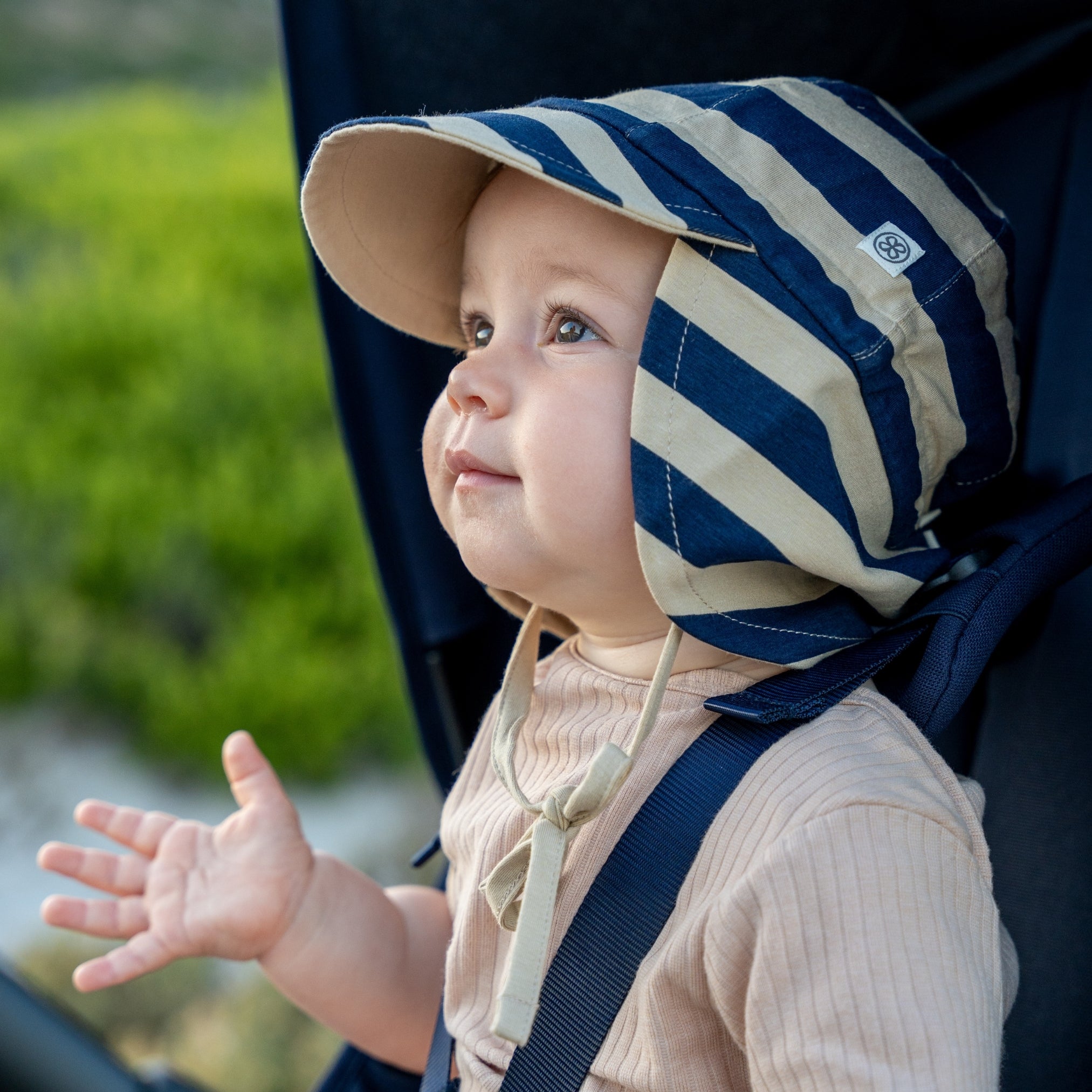 Sun hat in Navy Stripe/Sandy Beach - UPF 50+