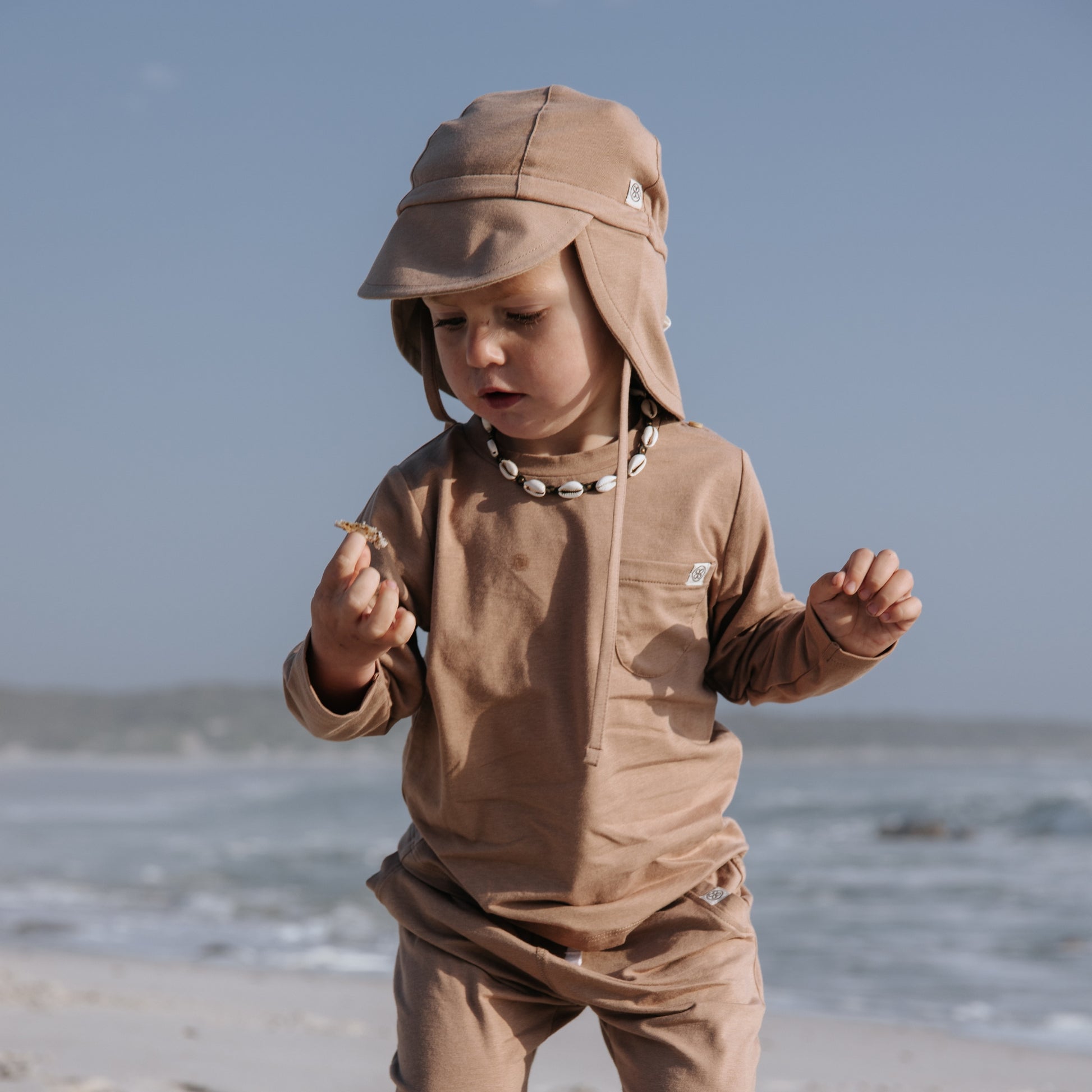 Peanut Brown Cloby outfit en zonnehoedje UPF50+