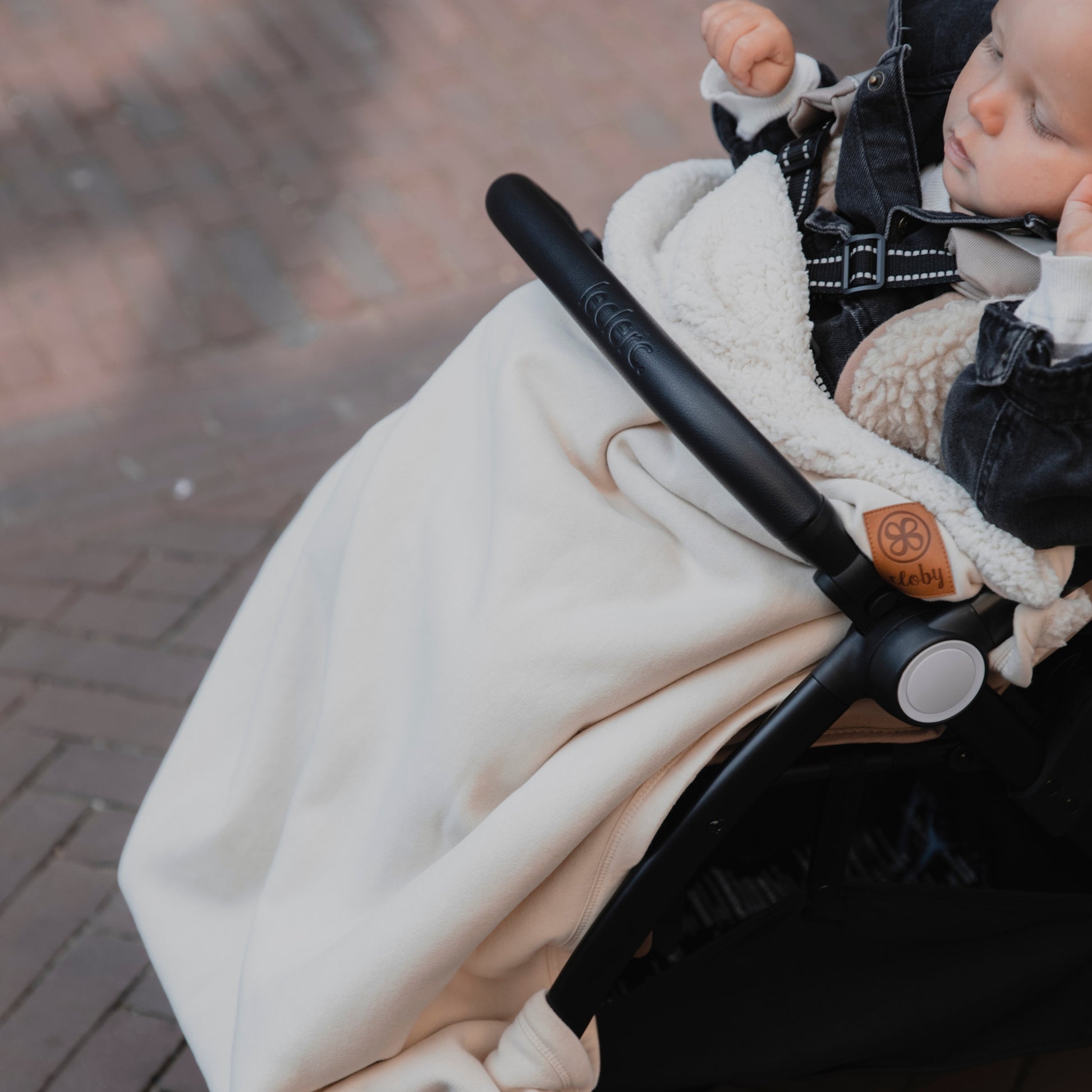 Off-White Teddy deken op kinderwagen
