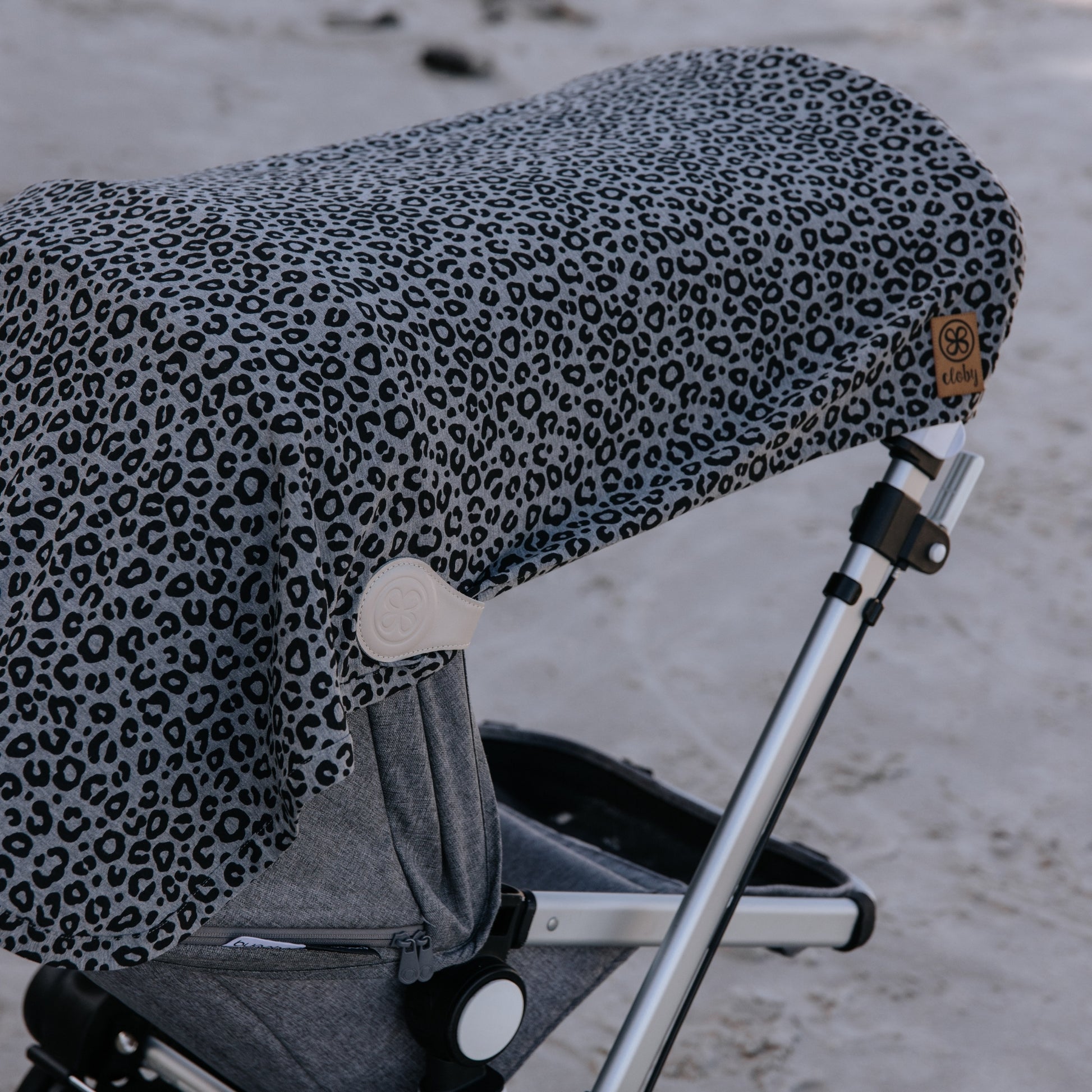 Luipaard Zwart UV deken op kinderwagen