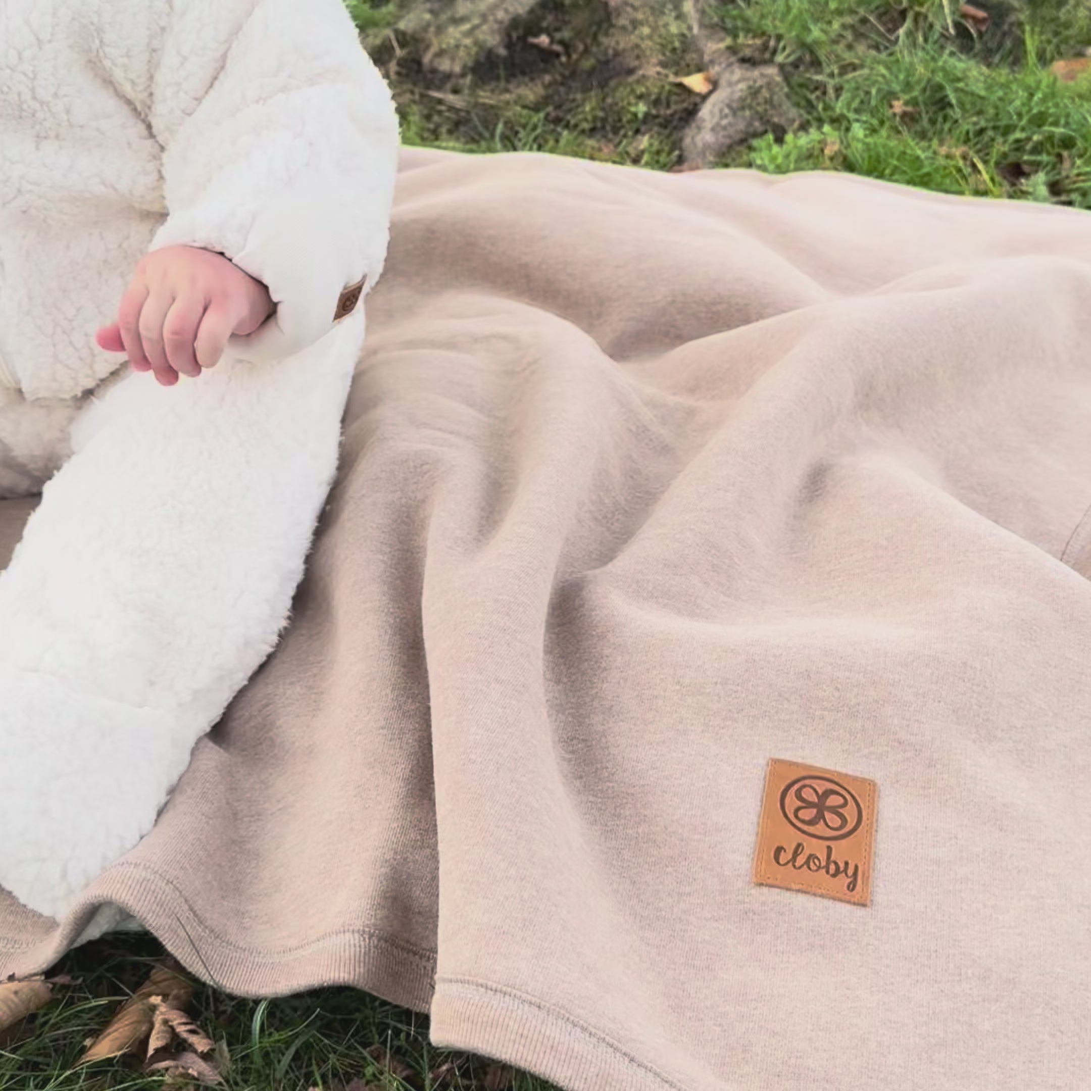 Load video: Teddy blanket in Brown