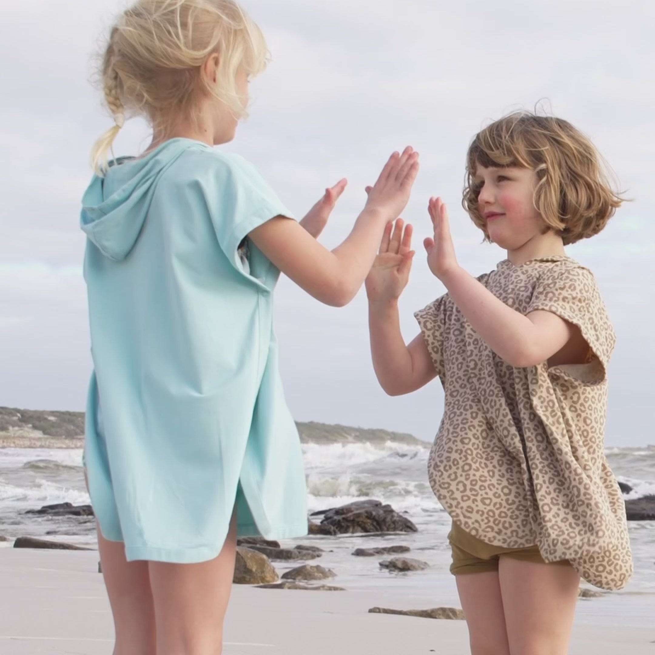 Load video: UV Poncho in Sea Blue - UPF 50+