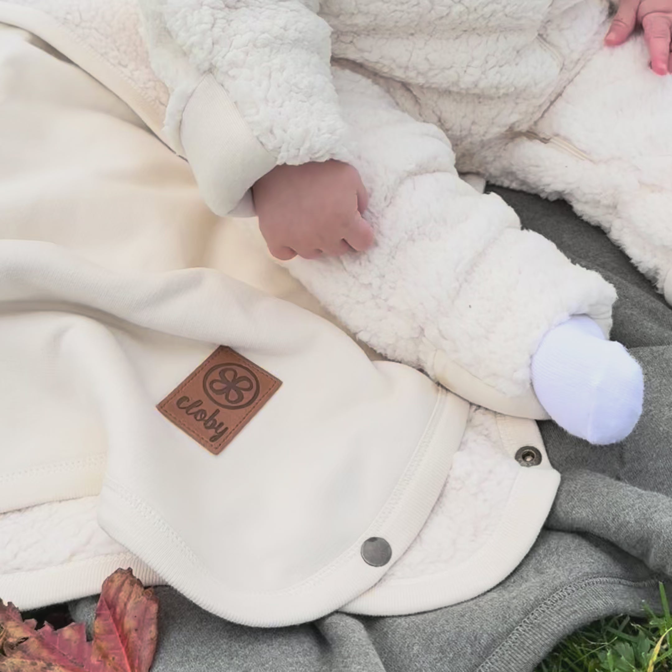 Load video: Teddy blanket in Off-White