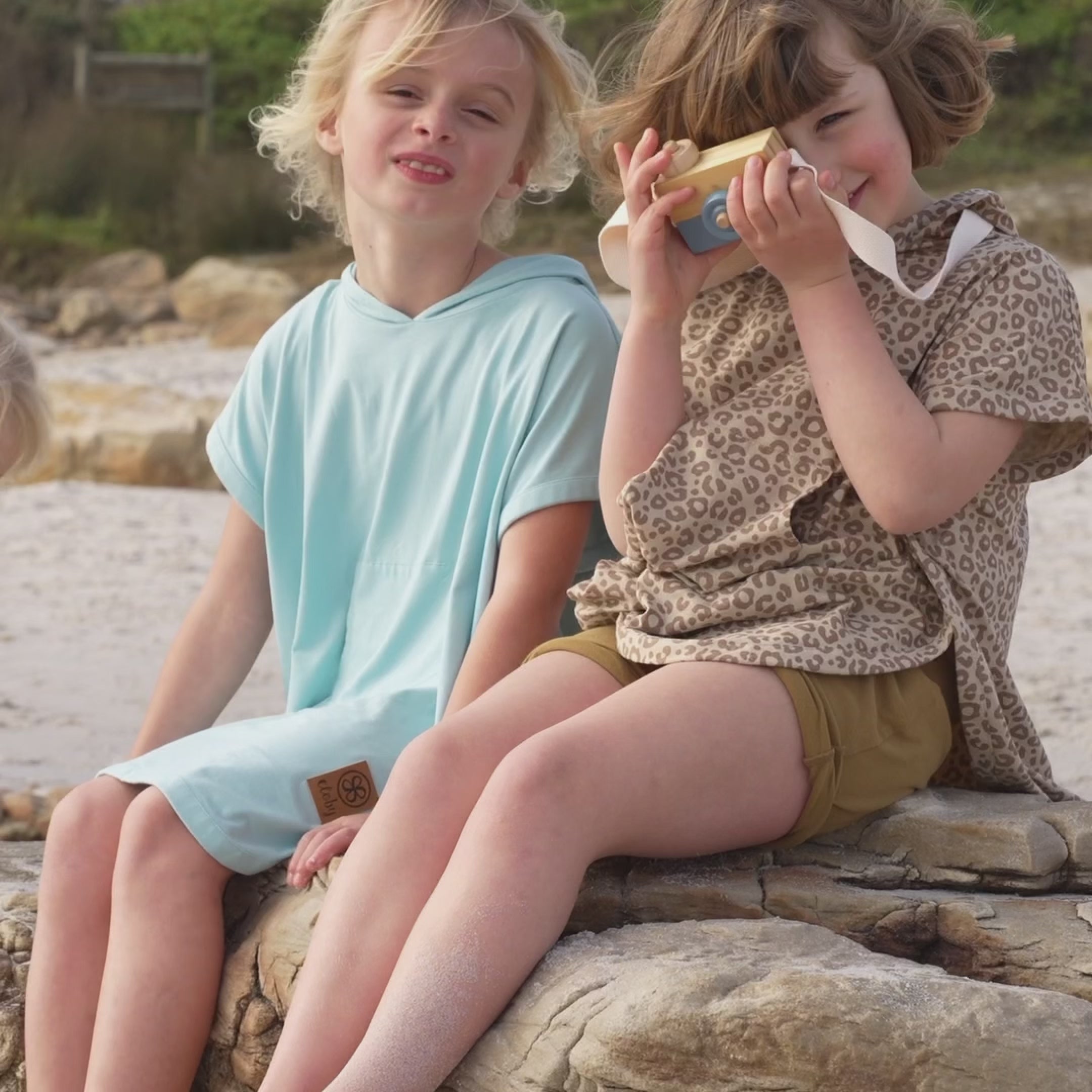 Charger la vidéo : Poncho UV en Leopard Brown – UPF 50+