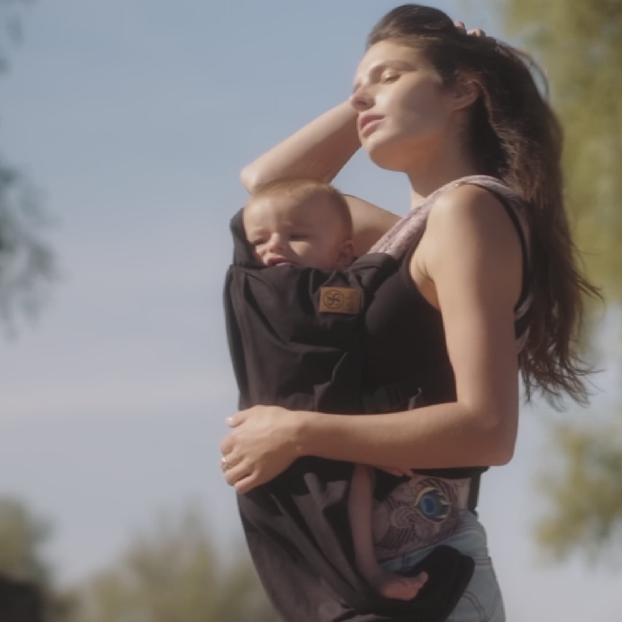 Load video: UV Blanket in Midnight Black – UPF 50+