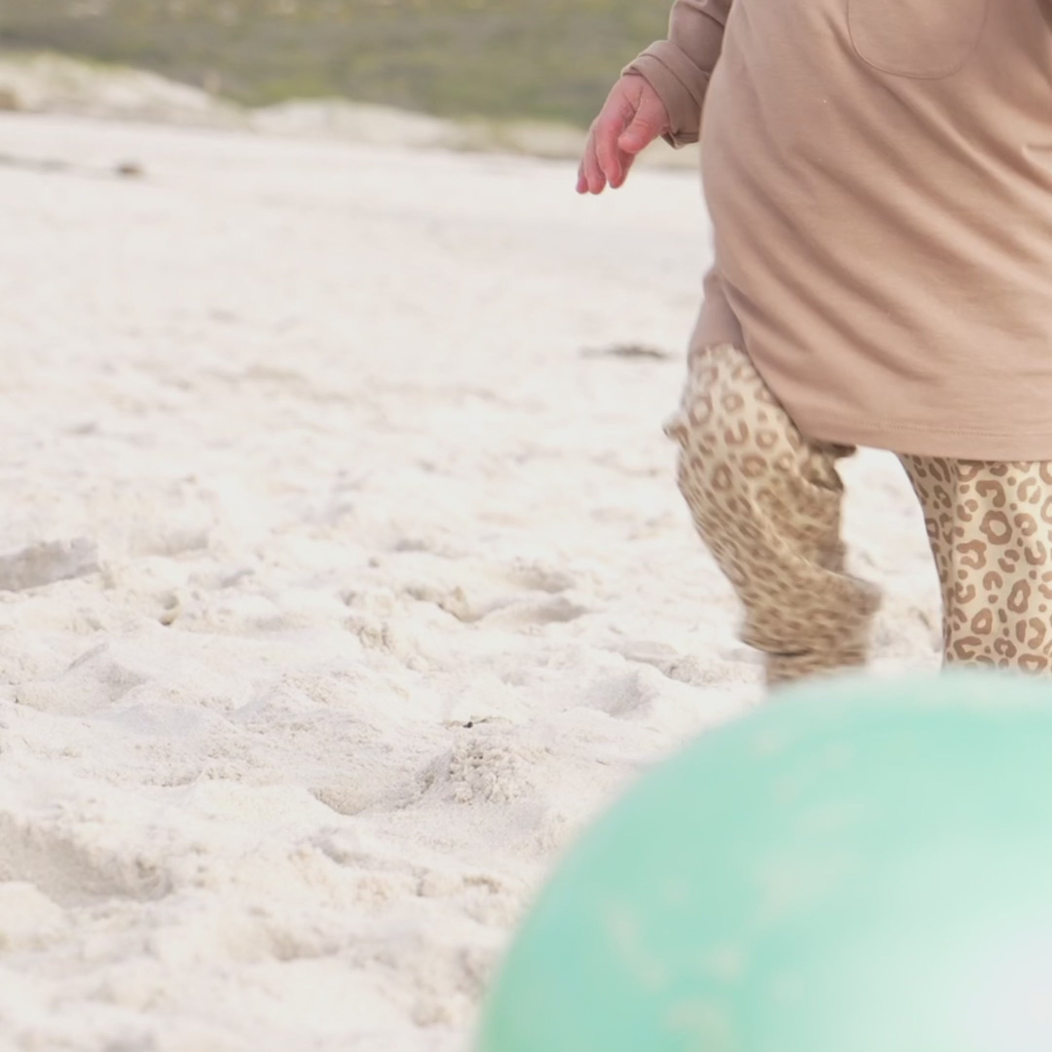 Video laden: Joggingbroek in Leopard Brown – UPF 50+