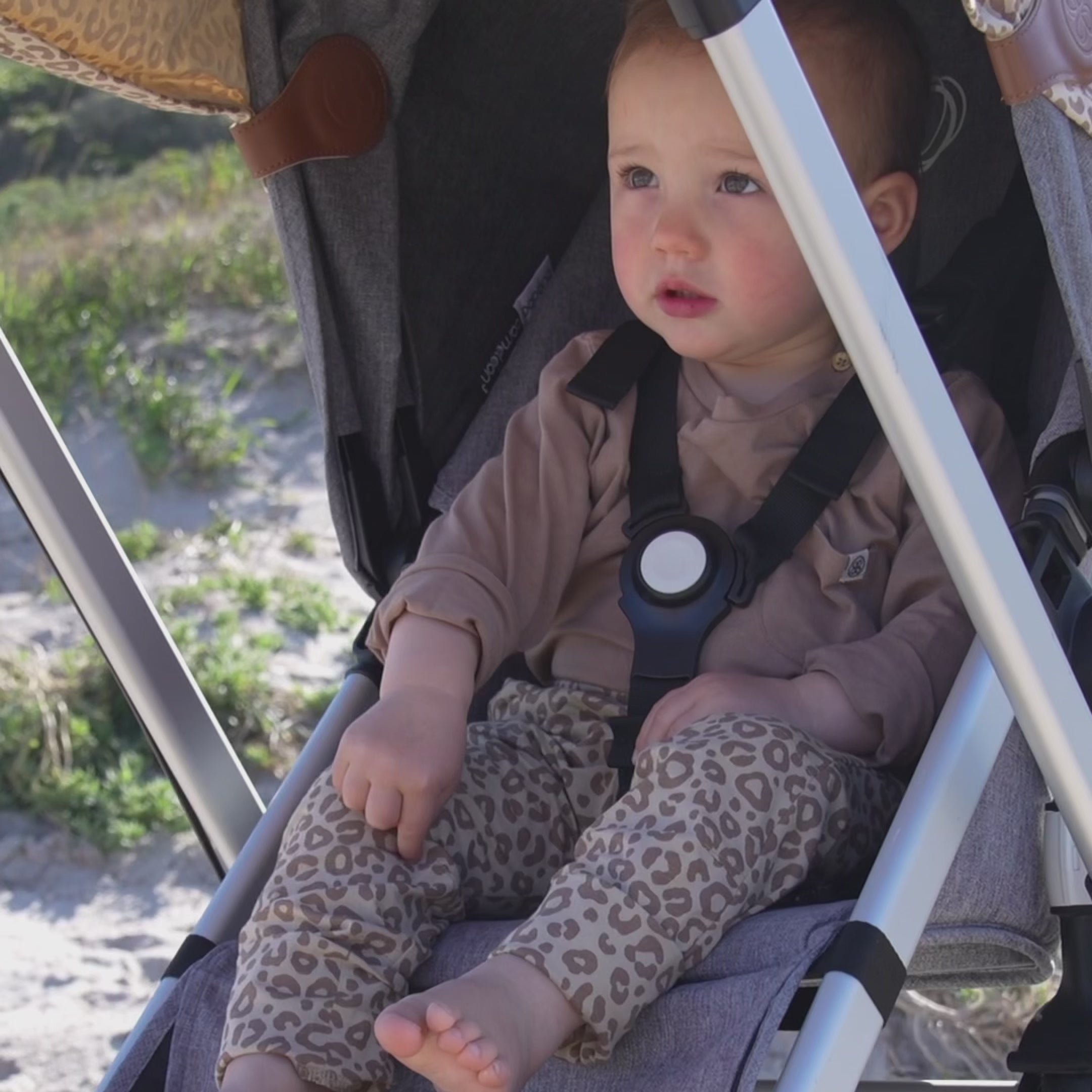 Load video: UV Blanket in Leopard Brown – UPF 50+