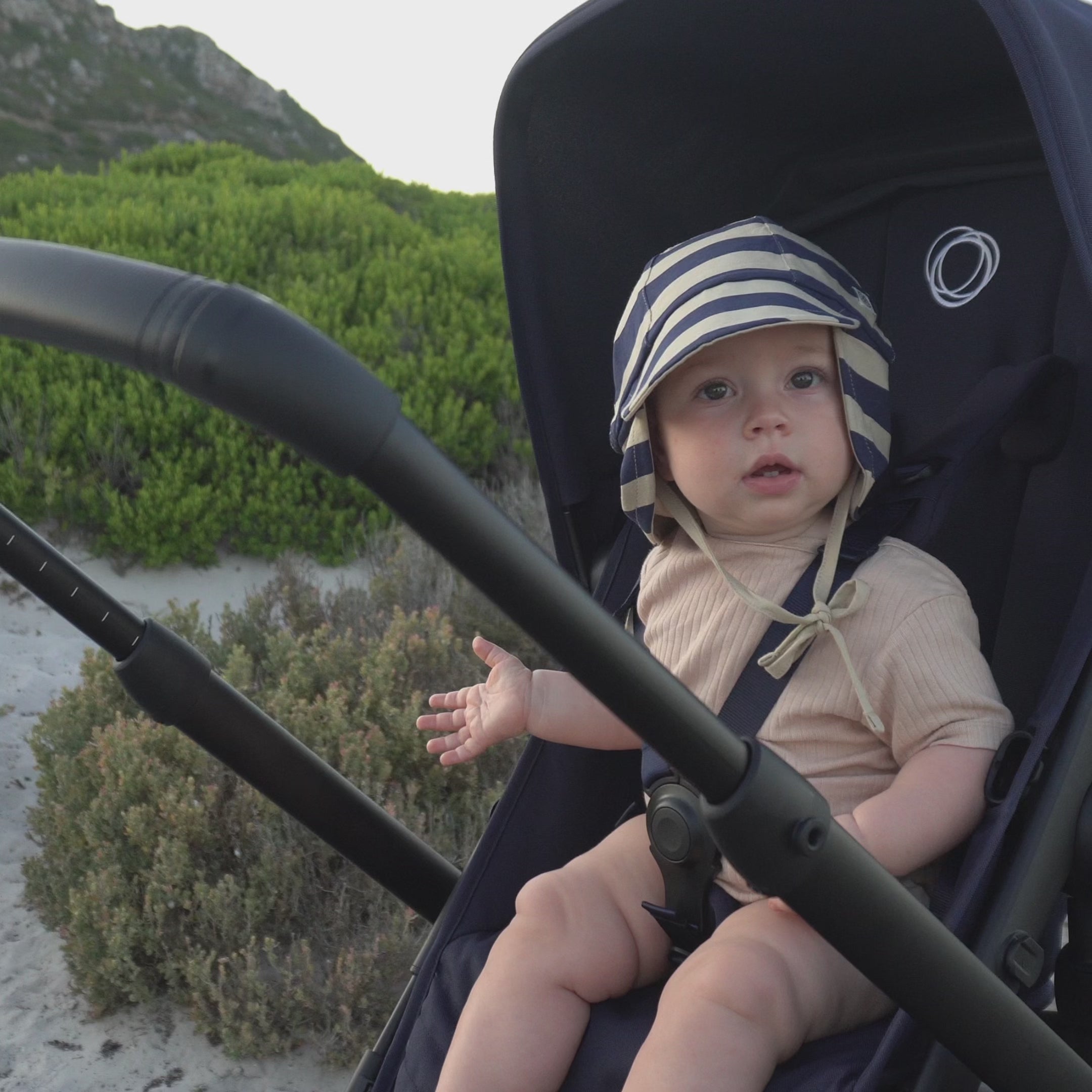 Load video: Sun hat in Navy Stripe/Sandy Beach - UPF 50+