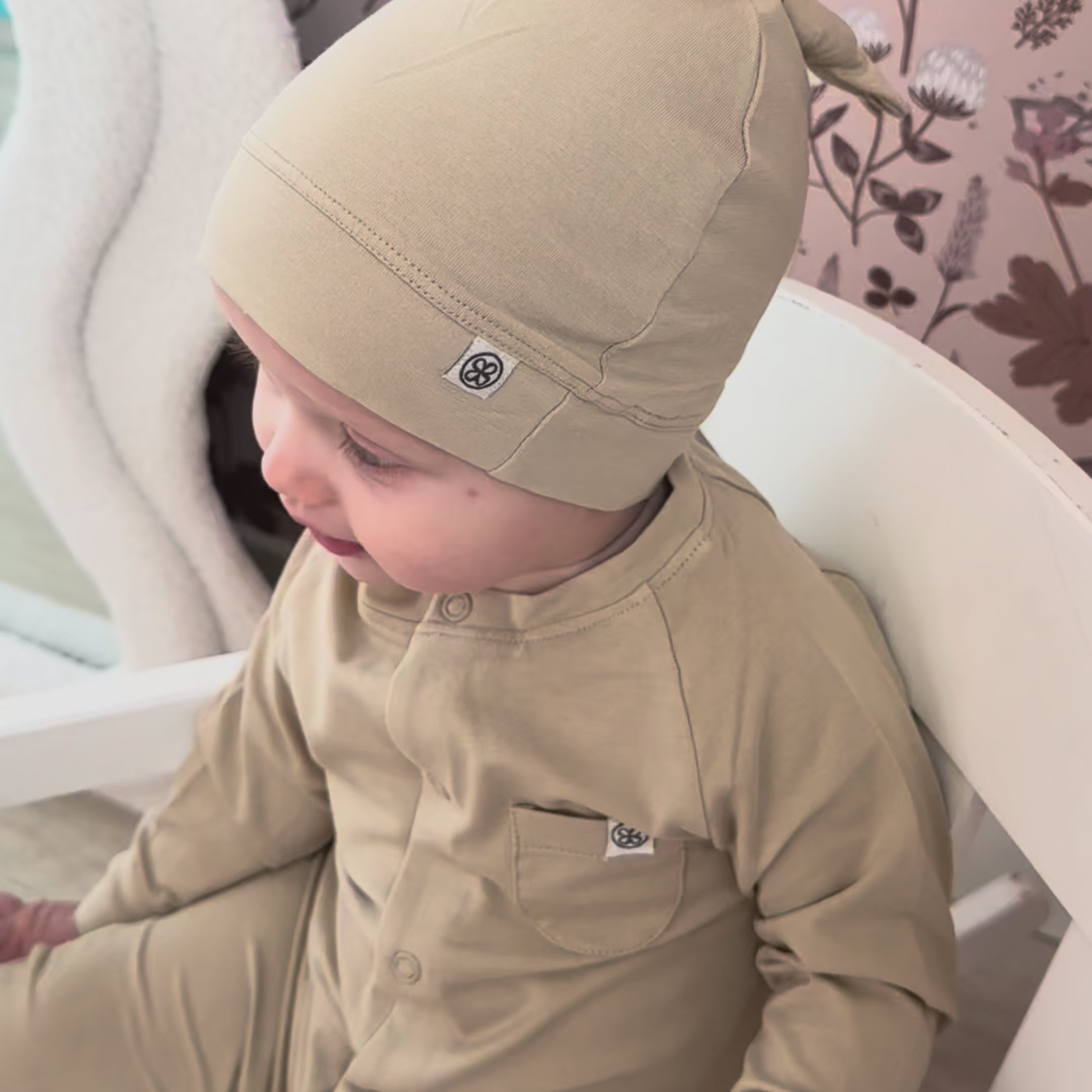 Charger la vidéo : Bonnet à nœud en Sandy Beach – UPF 50+