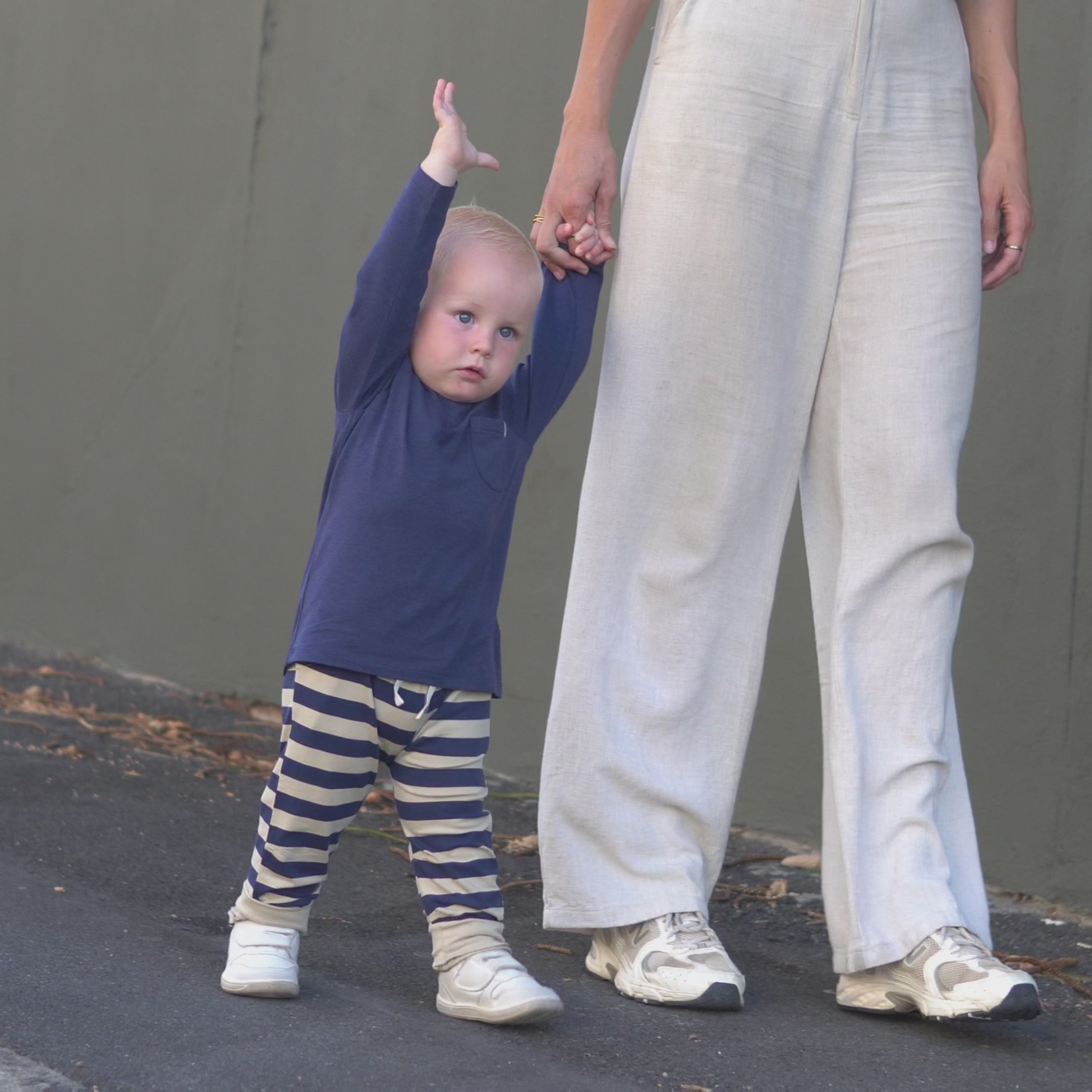 Load video: Jogger pants in Navy/Sandy Stripe UPF 50+